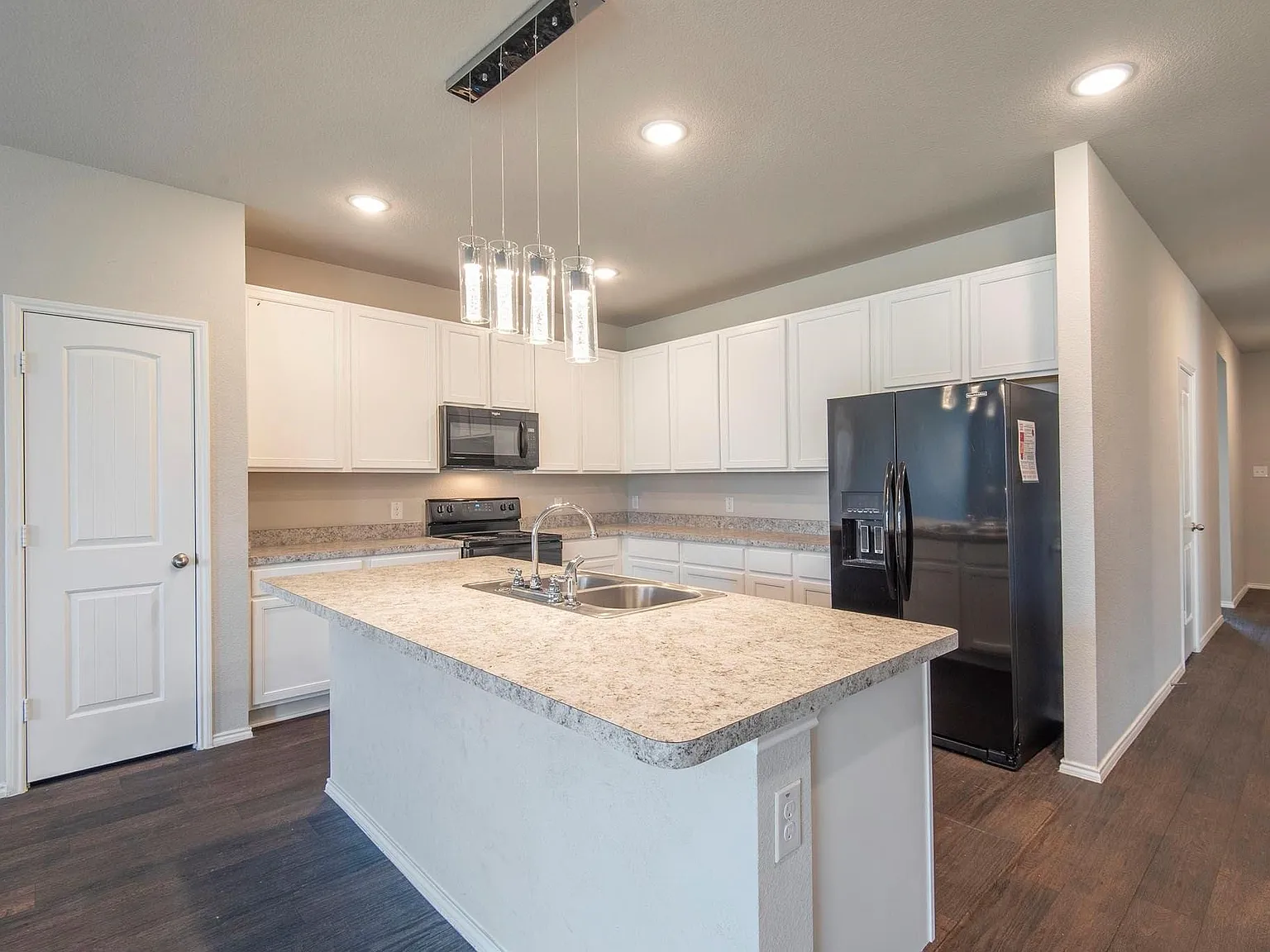 4 bed, 2.0 bath, 1942 sqft, $2,049 — Photo 3