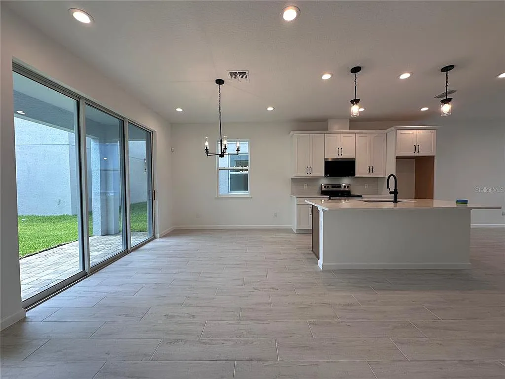 3 bed, 2.5 bath, 1908 sqft, $3,249 — Photo 4