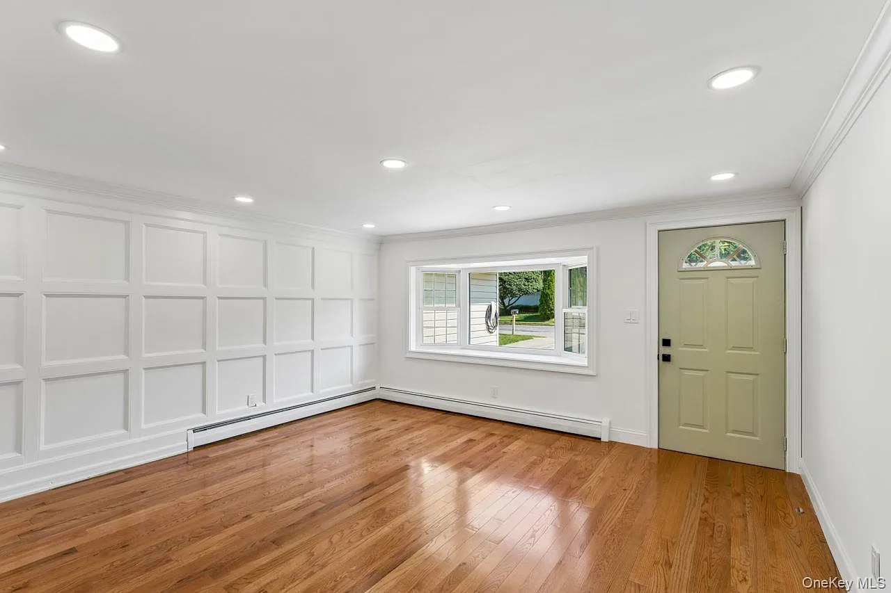 3 bed, 1.0 bath, 1049 sqft, $3,960 — Photo 4