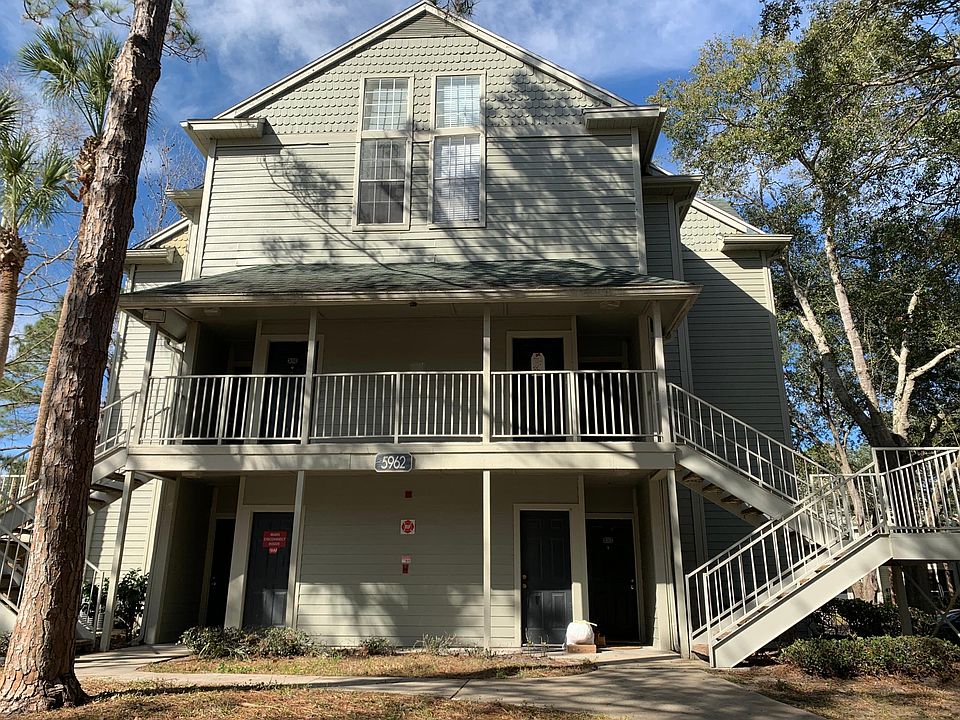 The building where the unit is located is modern and has been recently renovated inside.