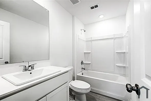 3 bed, 1461 sqft, $2,300 — Photo 4