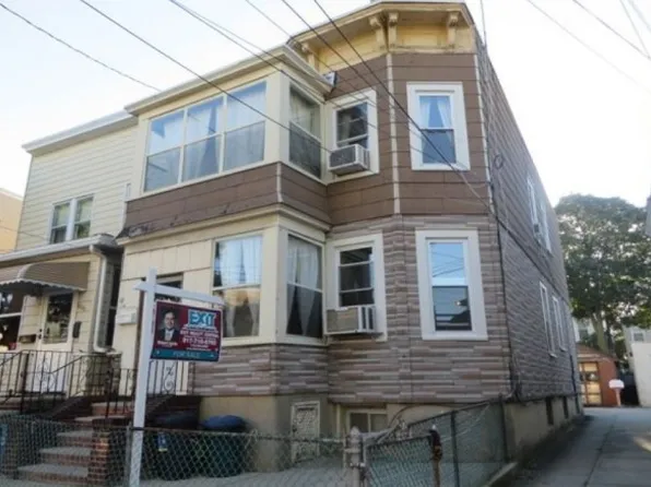 1818 126th St, College Point, NY 11356