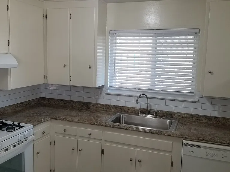 515 Warwick Dr — Photo 7
