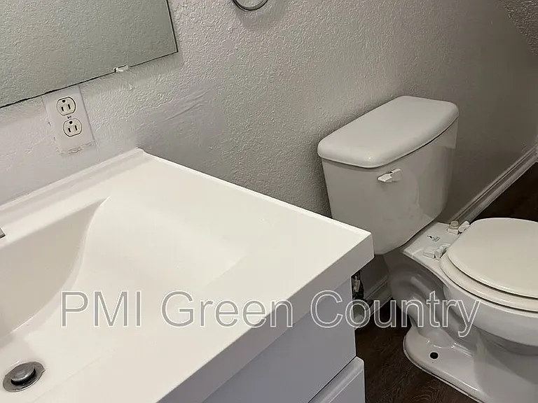 318 E Redwood St #72-4 — Photo 12