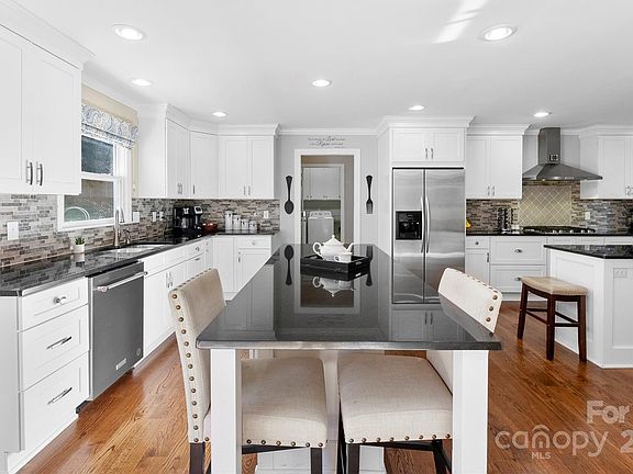 5th image of 320 Belwood Dr