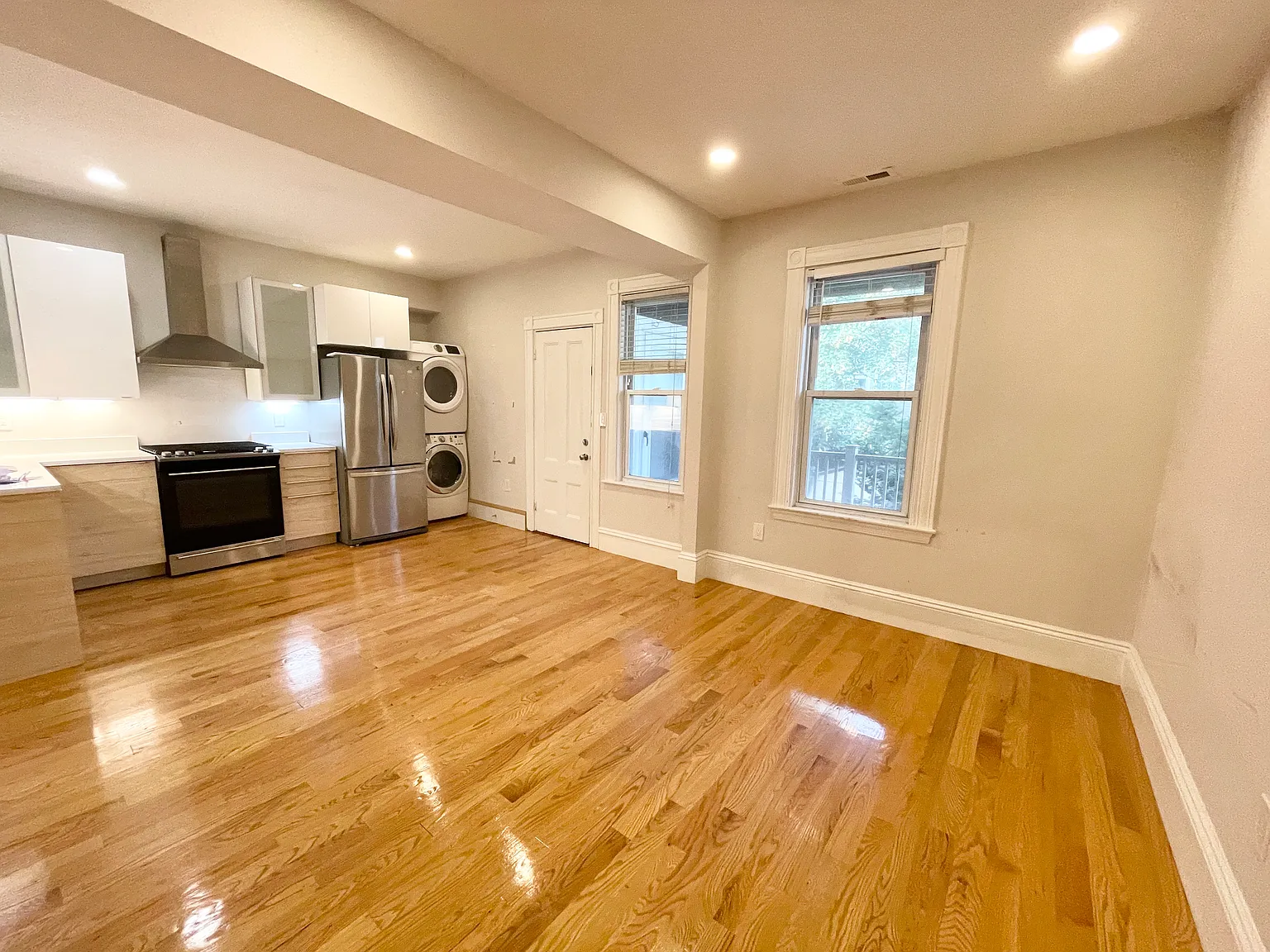 3 bed, 1200 sqft, $3,100 — Photo 2