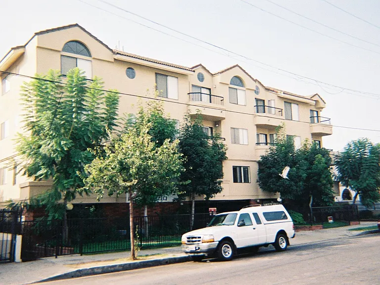 Francis Apartments...Gorgeous Newly Remodeled ...CALL NOW! — Photo 8