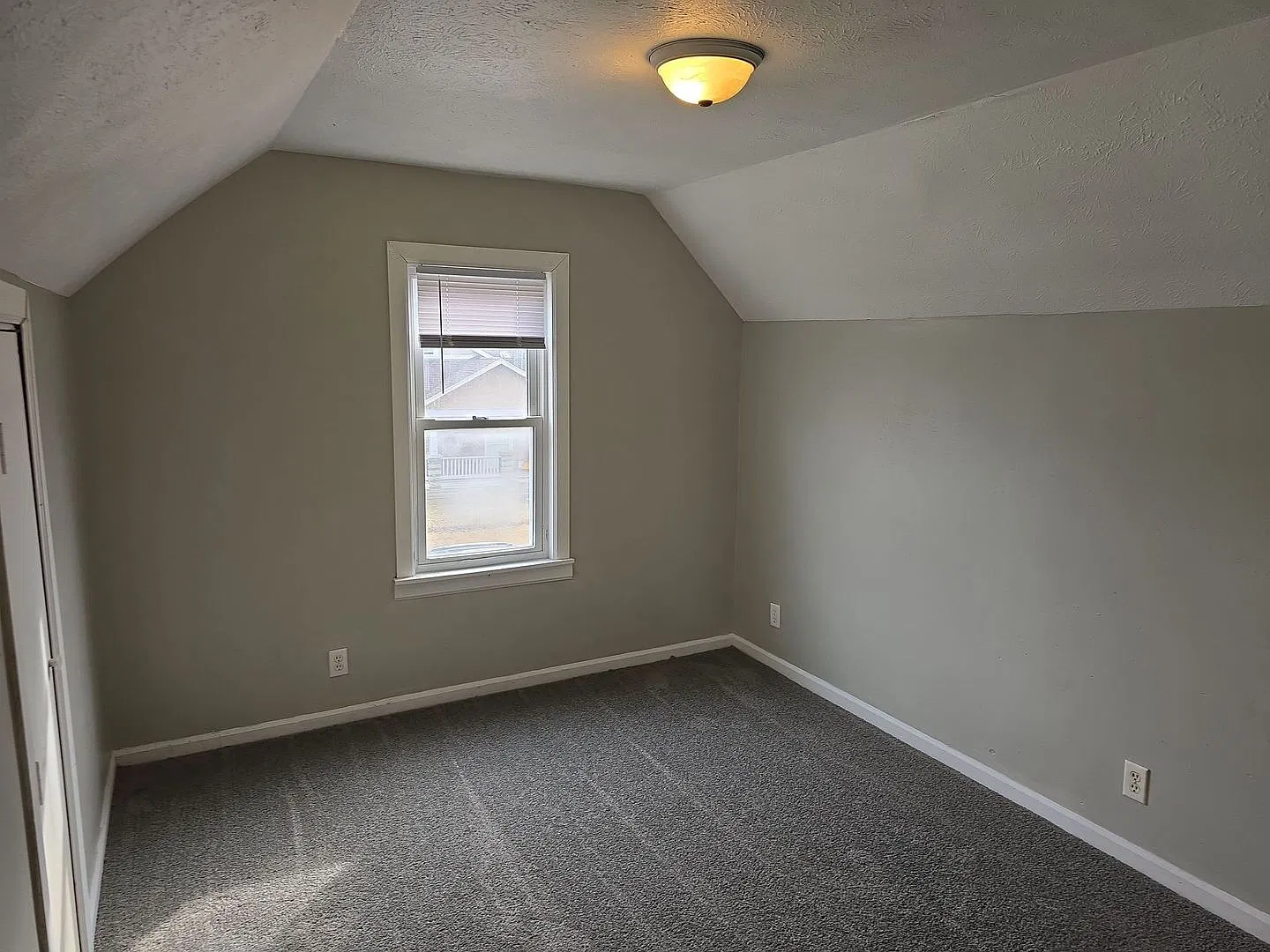 For Rent: Coming Soon! 318 E 9th St. 3 Bedroom 1 bath Spacious Home! Nice Yard! Pet Friendly! — Photo 2