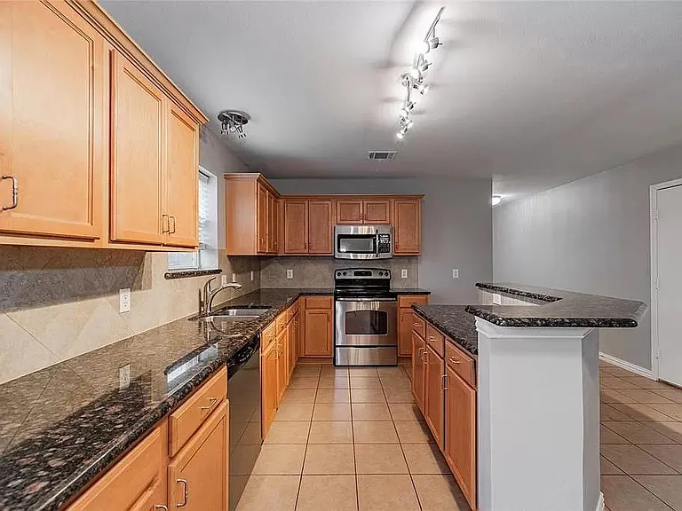 1208 Angelina Dr — Photo 7