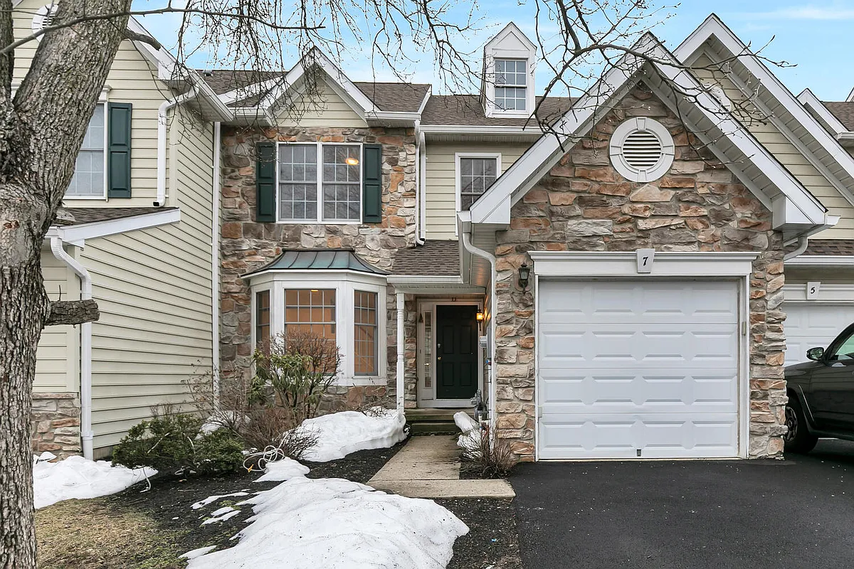 Building Photo - 7 Patriot Hill Dr