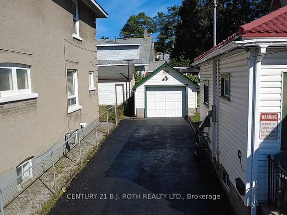4th image of 124 Mary St