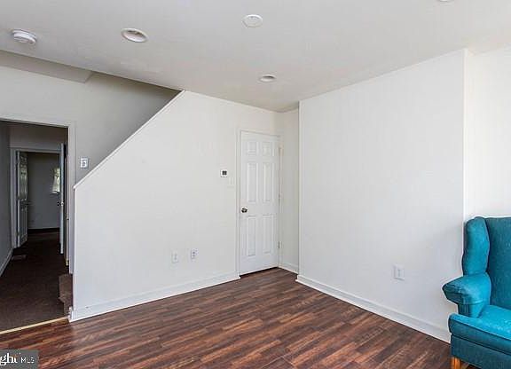 5th image of 1913 N Darien St