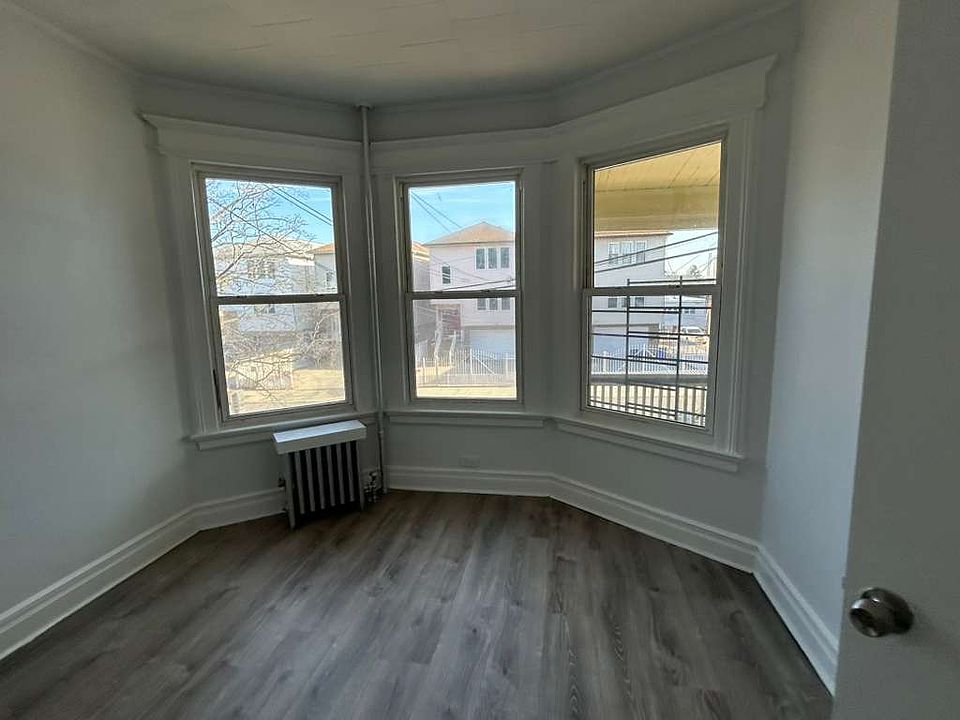 1st image of 886 Clifton Ave #1