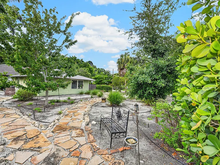 2475 Alameda Ave #B — Photo 38