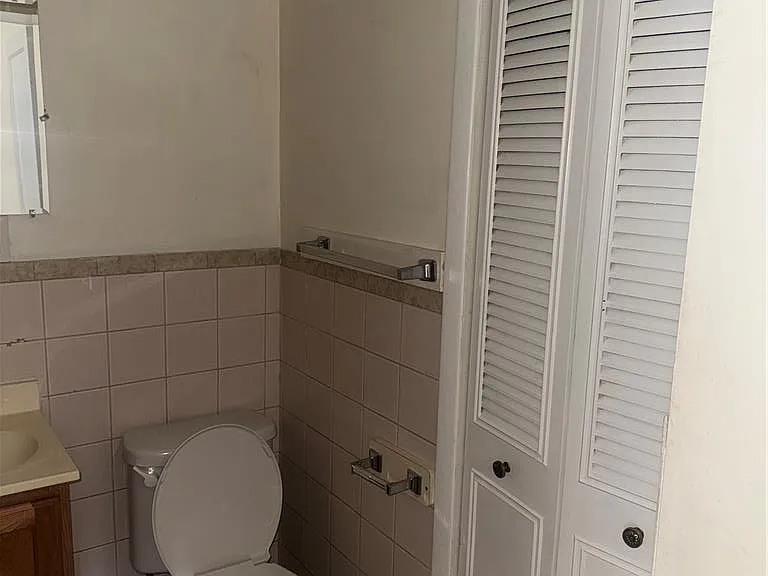 717 Center St #2F — Photo 10