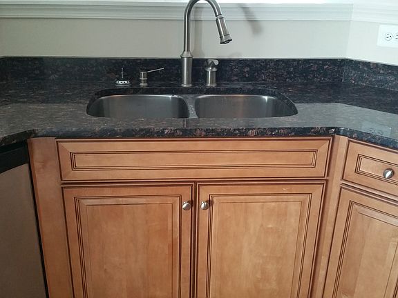 Double sink w/ adjustable faucet