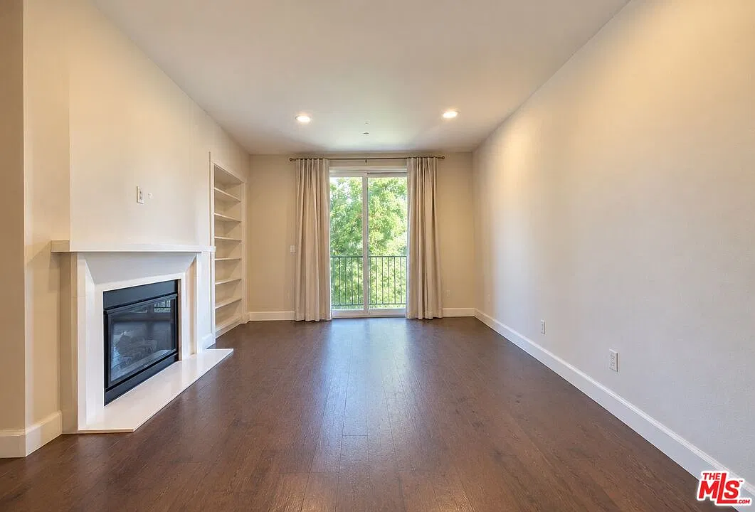 3 bed, 3.0 bath, 1620 sqft, $3,900 — Photo 2