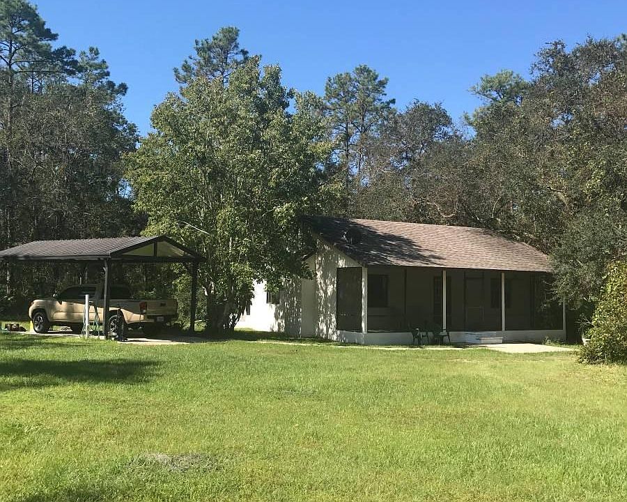 That_s a shed in background. Is not included in the listing.