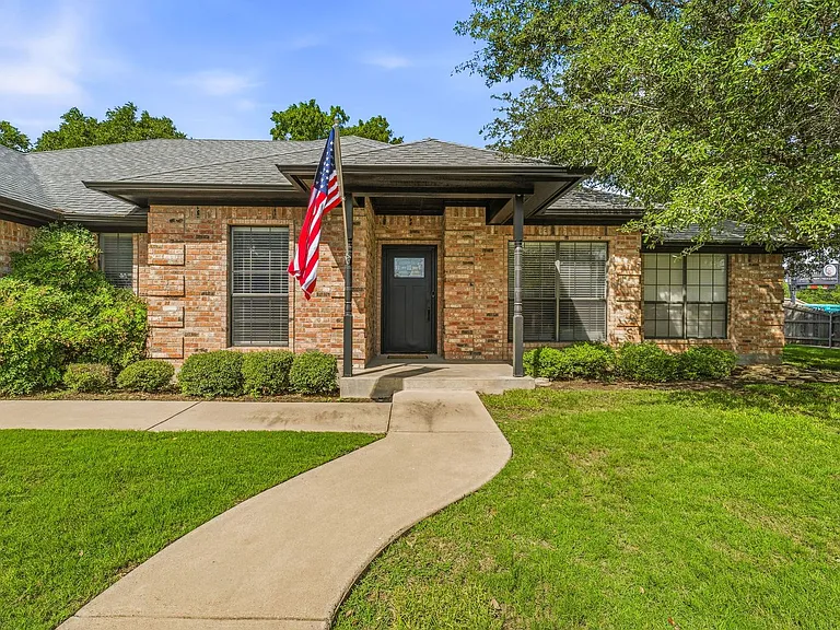 1703 Sully Ct — Photo 1