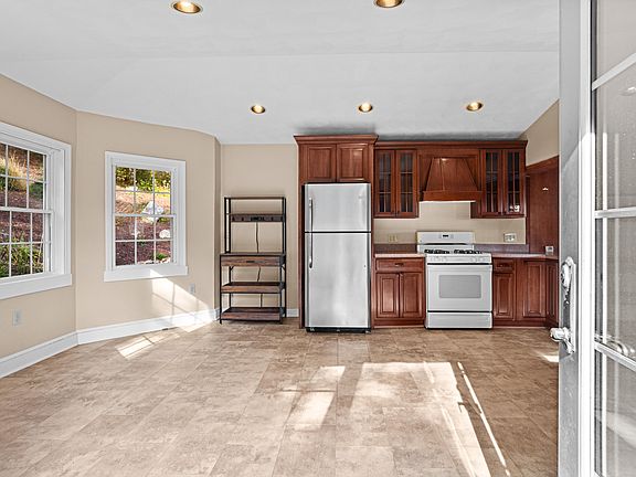 2nd image of 1807 Naulton Rd