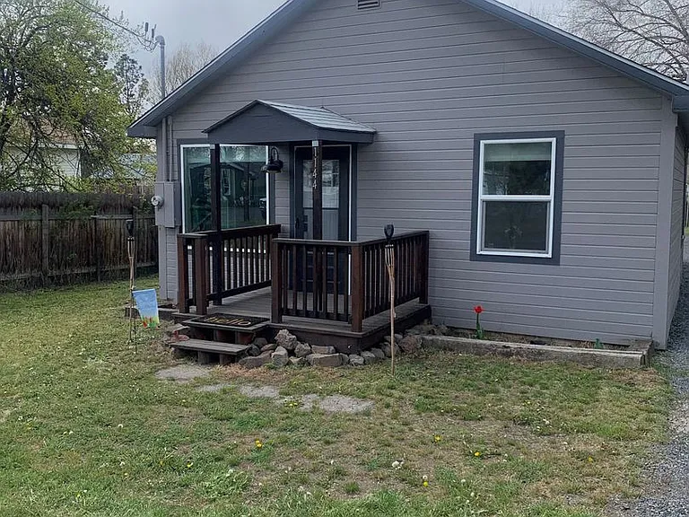 1144 Homedale Rd — Photo 1