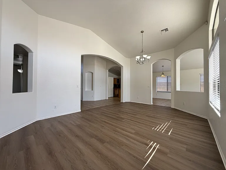 8202 S 47th Ave — Photo 7