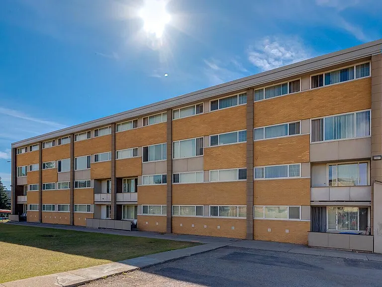 10 Frobisher Blvd SE — Photo 51