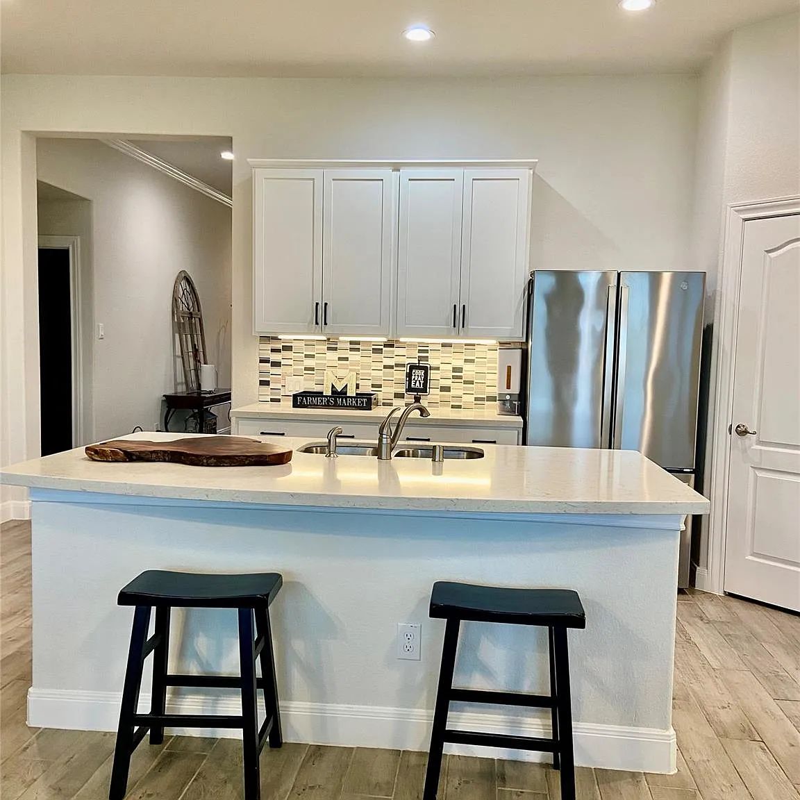 4 bed, 3.0 bath, 2001 sqft, $3,500 — Photo 4