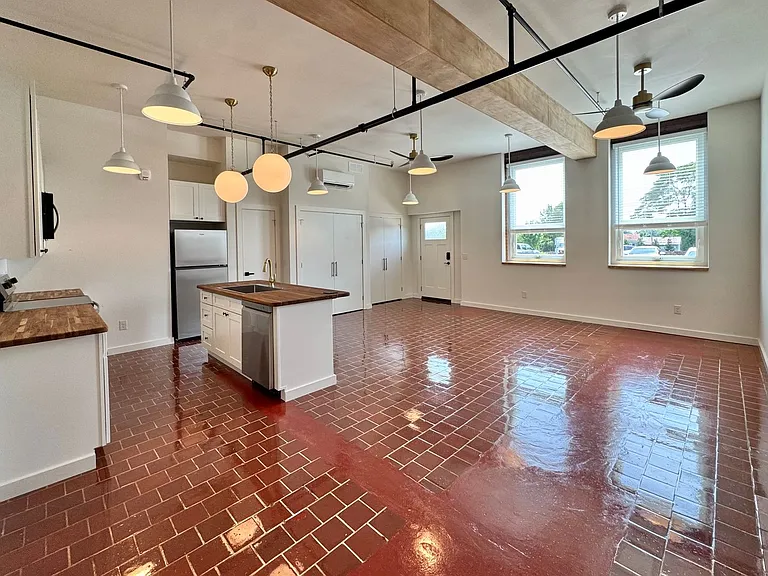 510 S College St — Photo 1