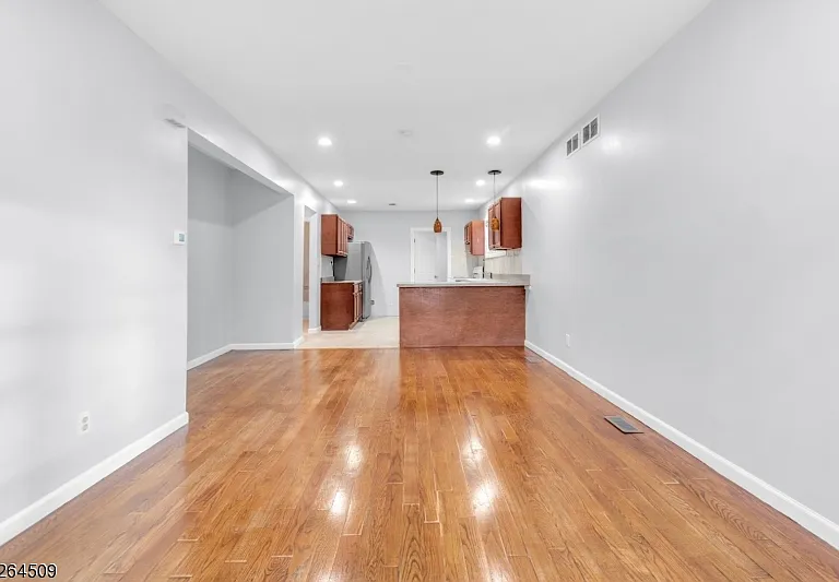 110 S Devine St — Photo 1