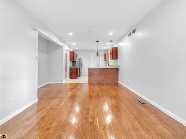 110 S Devine St, Newark, NJ 07106