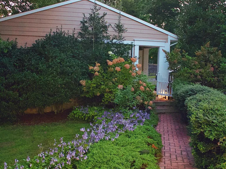 walkway to 3 car garage