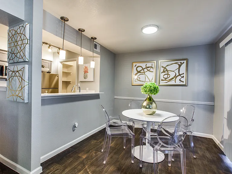 Maxwell Apartments — Photo 6