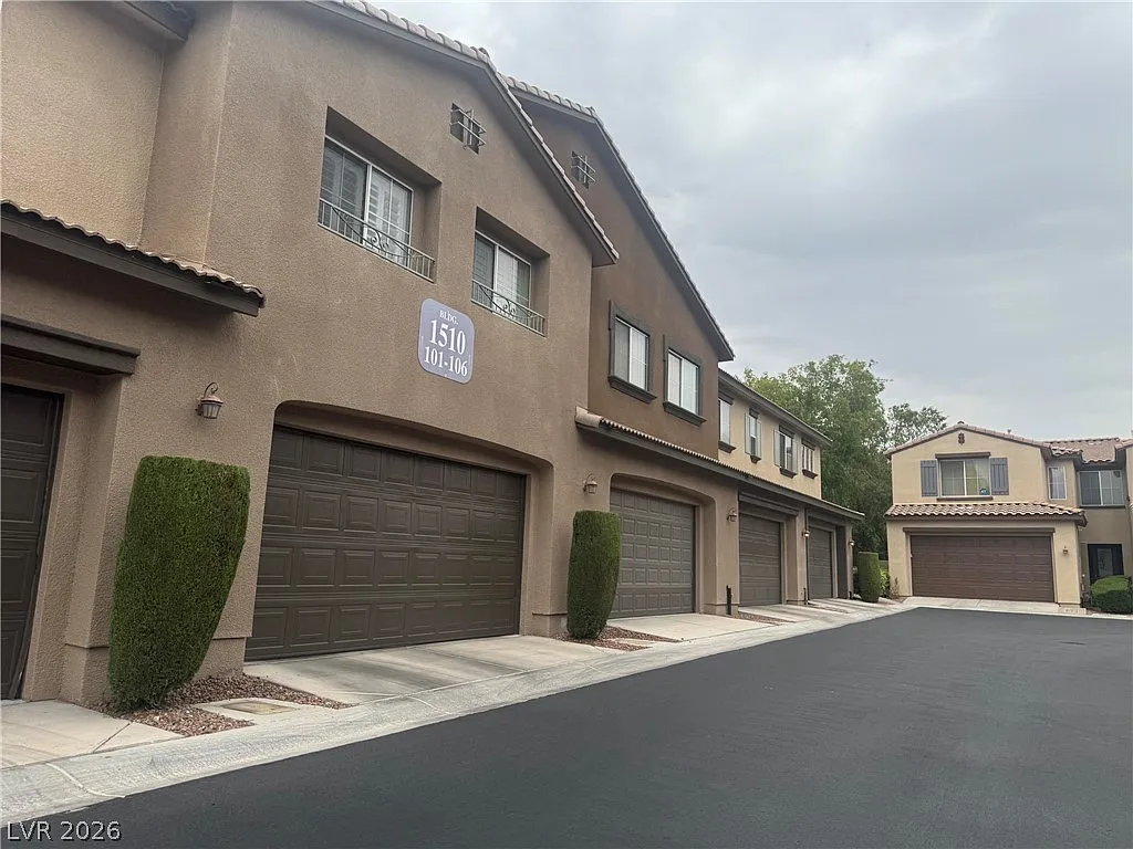 2 bed, 2.5 bath, 1489 sqft, $2,299 — Photo 2