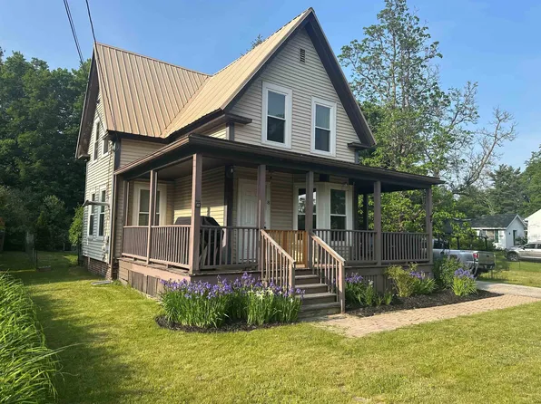 8 Main Street, Raymond, NH 03077-2204