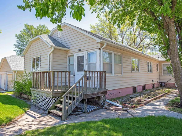 833 E 6th St, Minden, NE 68959