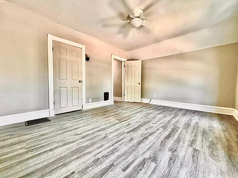 413 E 3rd St #3 — Photo 7