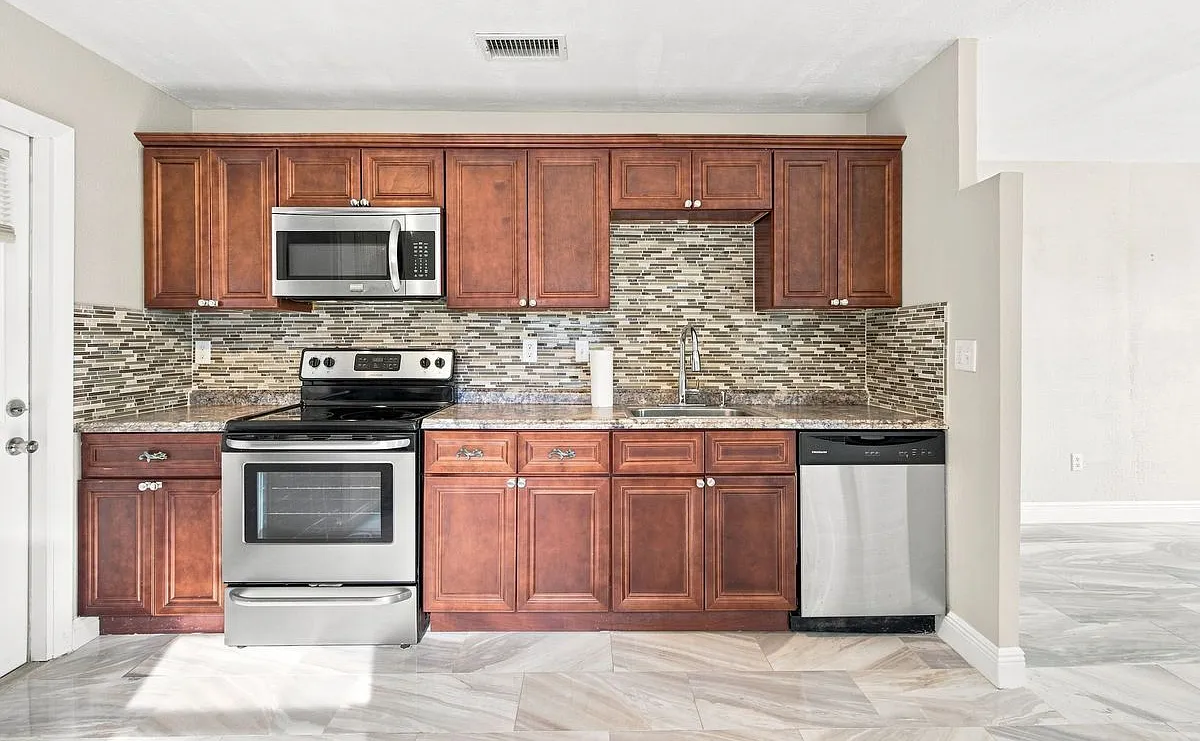 2 bed, 1.0 bath, 952 sqft, $2,000 — Photo 3