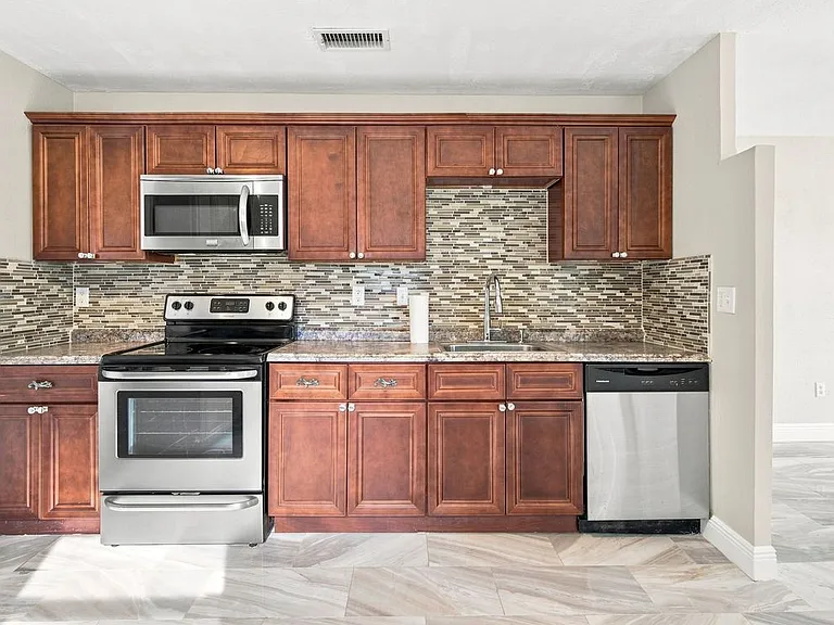 2267 Robinhood Dr — Photo 3