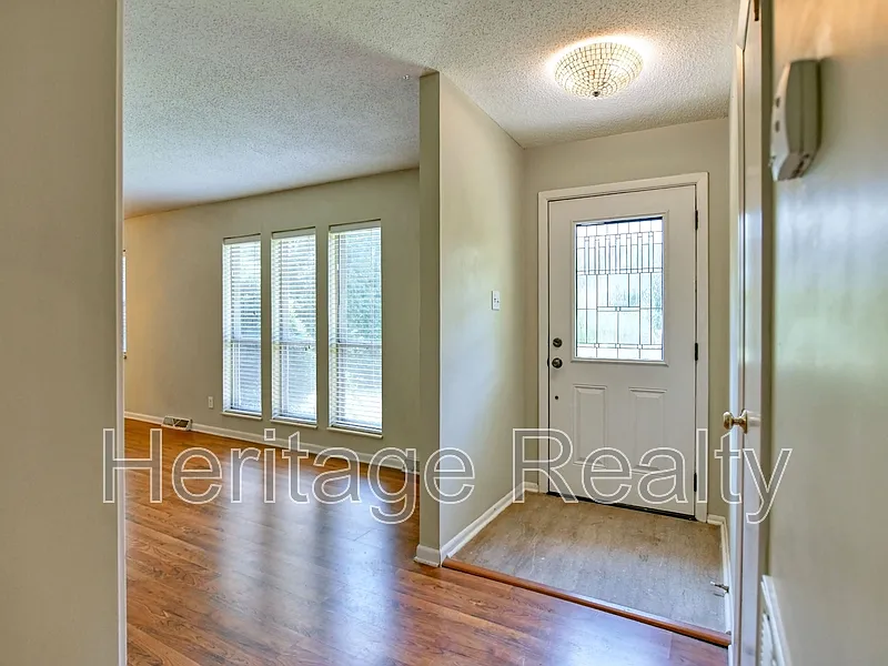 3 bed, 2.0 bath, 1456 sqft, $2,300 — Photo 4