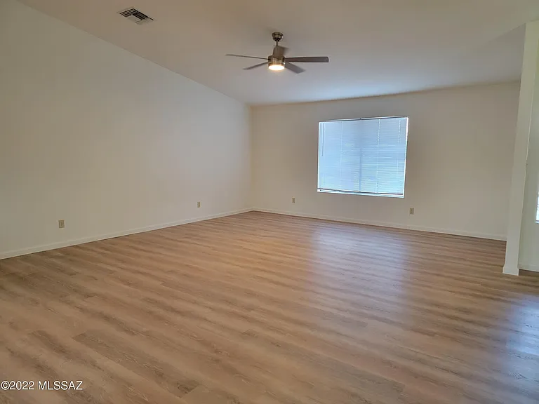 9689 N Donegal Pl — Photo 5
