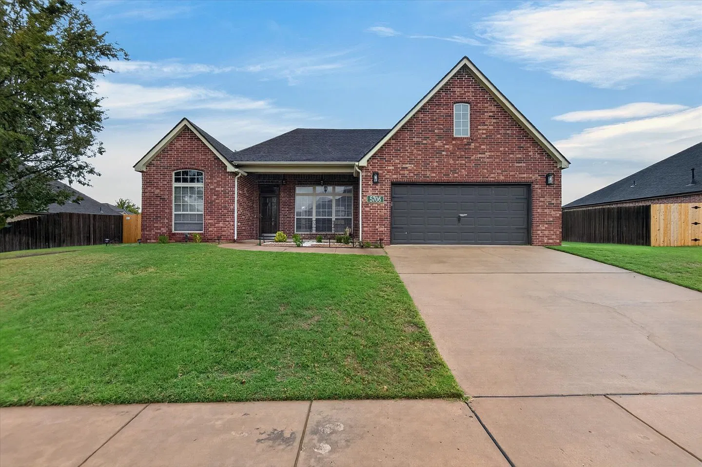 3 bed, 2.0 bath, 2030 sqft, $2,000 — Photo 1