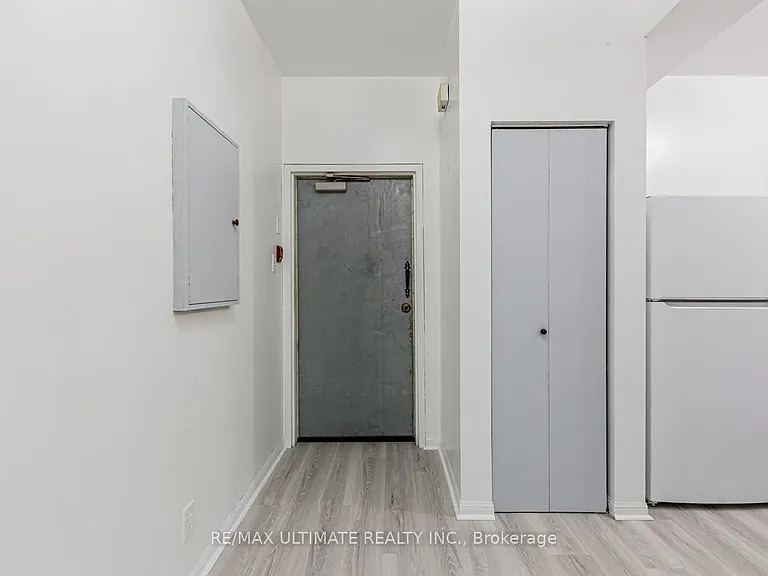 996 Queen St E #5 — Photo 6