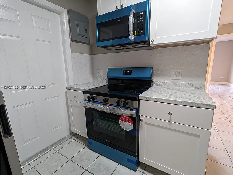 987 NE 131st St #4 — Photo 3