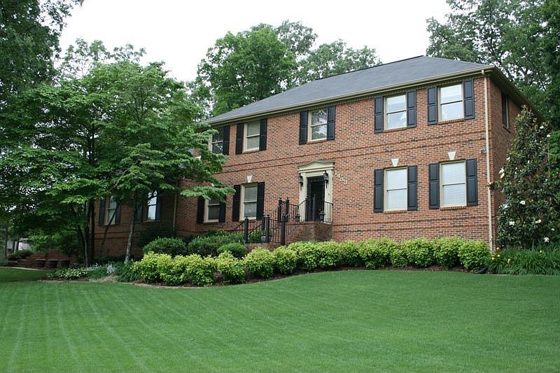 Georgian style with lush zoysia lawn
