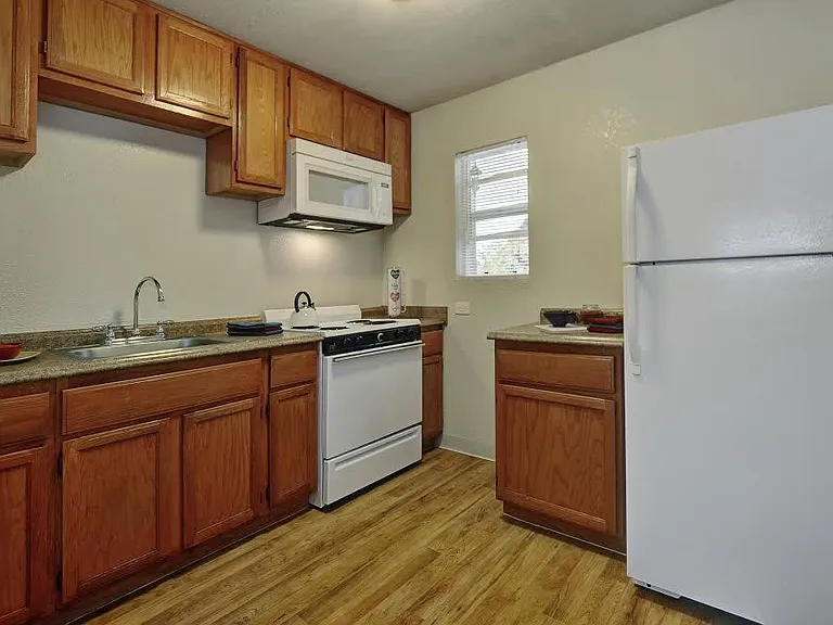 925 Pomeroy Ave — Photo 1