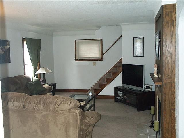2nd image of 3633 Bowen Rd