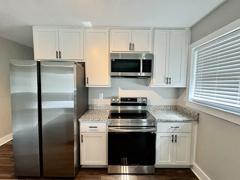 304 N Hyde Park Ave #B — Photo 6