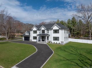 11 Edcris Lane, Huntington, NY