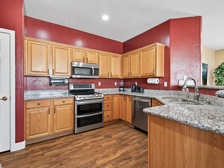 2433 W Ellis St — Photo 31